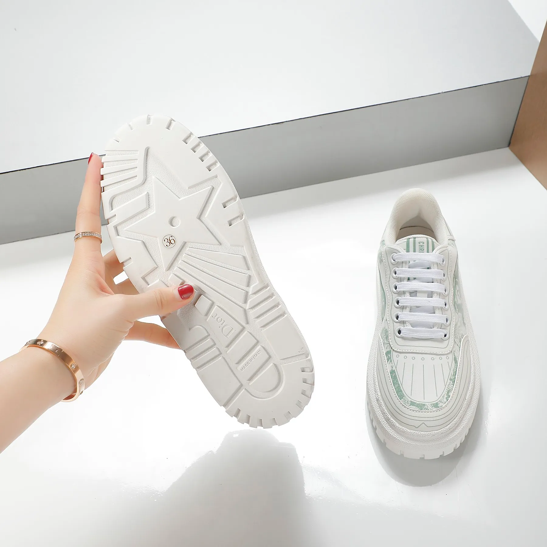 👟👟Ex-factory price 460👟👟 2021ssDior casual white shoes, the same style as the ready-to-wear series 1️⃣Original mold opening 2️⃣Original cowhide➕Breathable mesh lining 3️⃣TPU evacuation outsole 4️⃣Injected latex sheepskin feet 5️⃣Full package at the counter Code number 35-40 (41 can be customized)